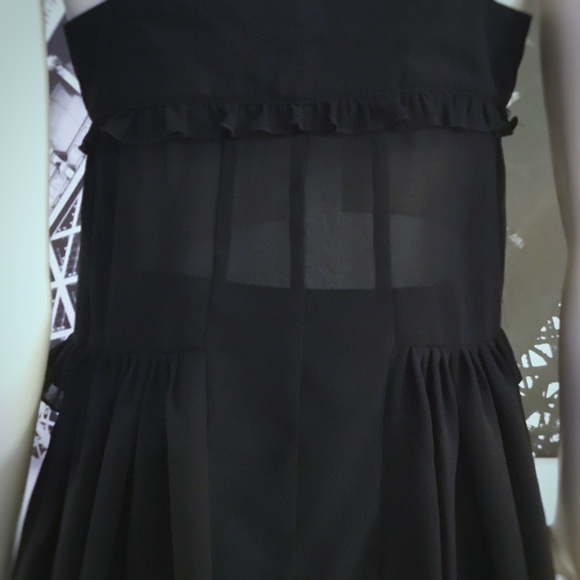 ROMEO & JULIET COUTURE Button Flounce Top - Picture 5 of 8